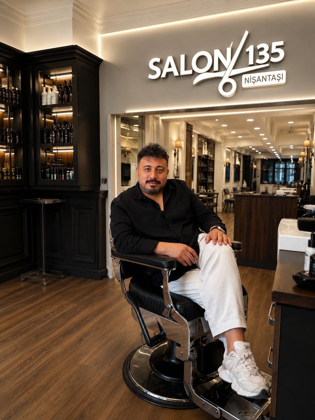 Sinan Güpür salonda